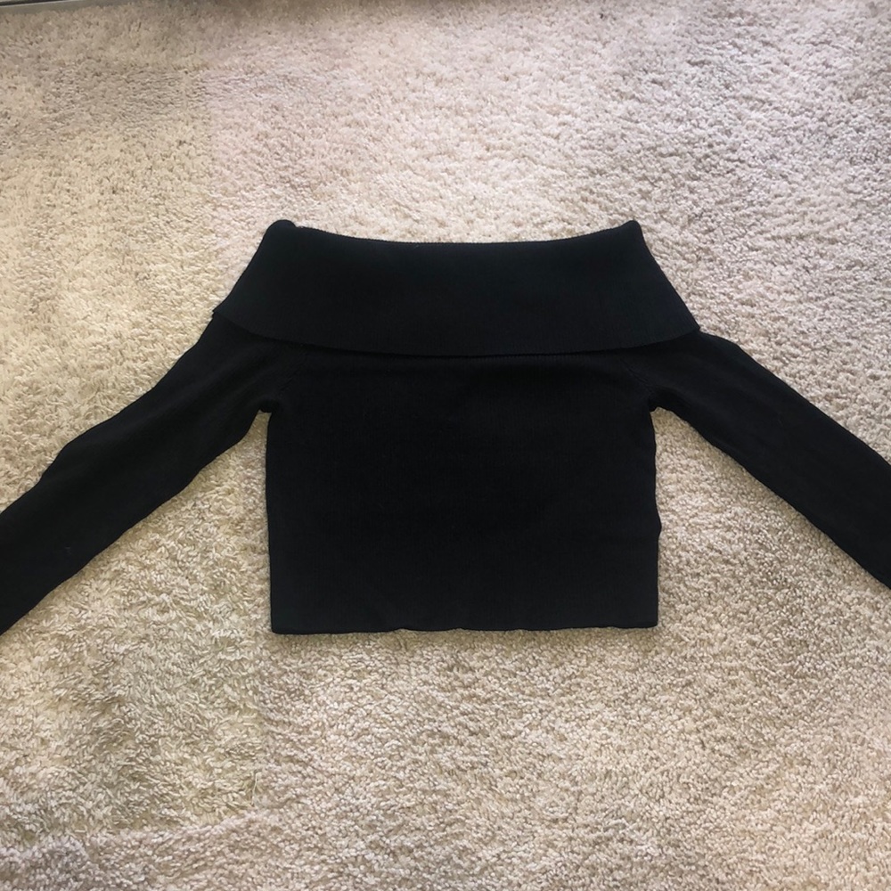 Long sleeve off-the-shoulder top